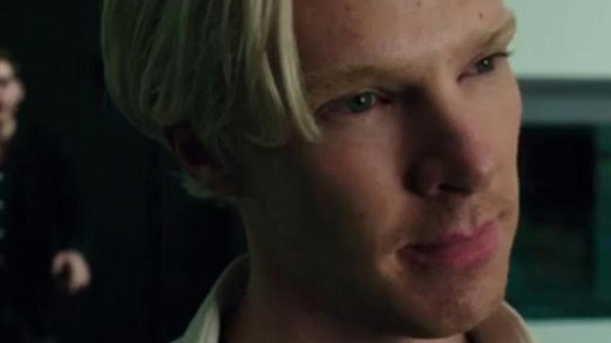 Benedict Cumberbatch como Julian Assange.