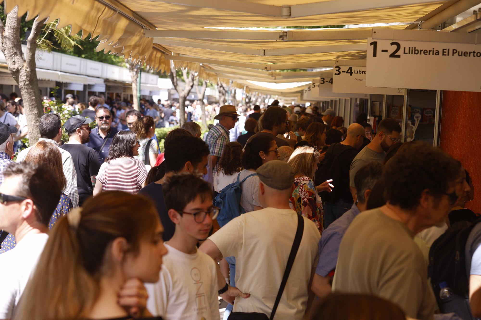 Llenazo de domingo en la Fira del Llibre