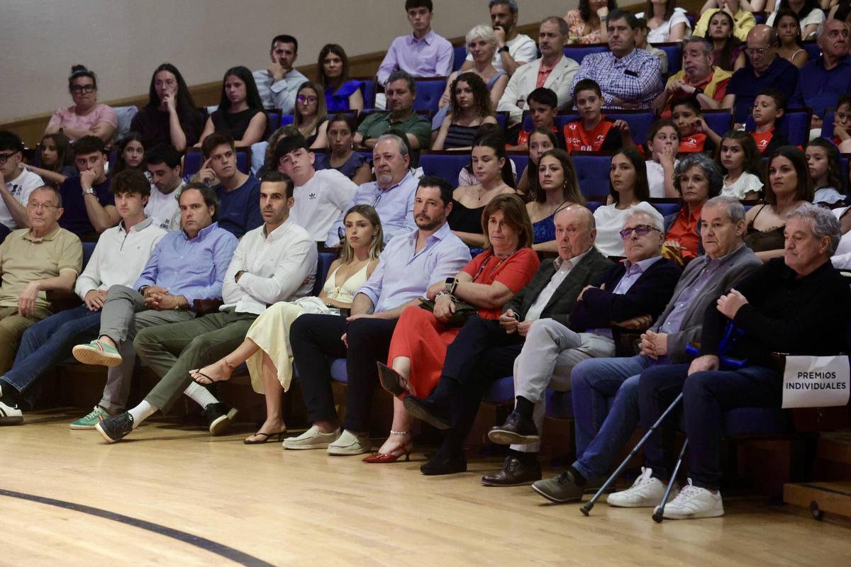 EN IMÁGENES: La familia del balonmano asturiano saca músculo en una multitudinaria gala