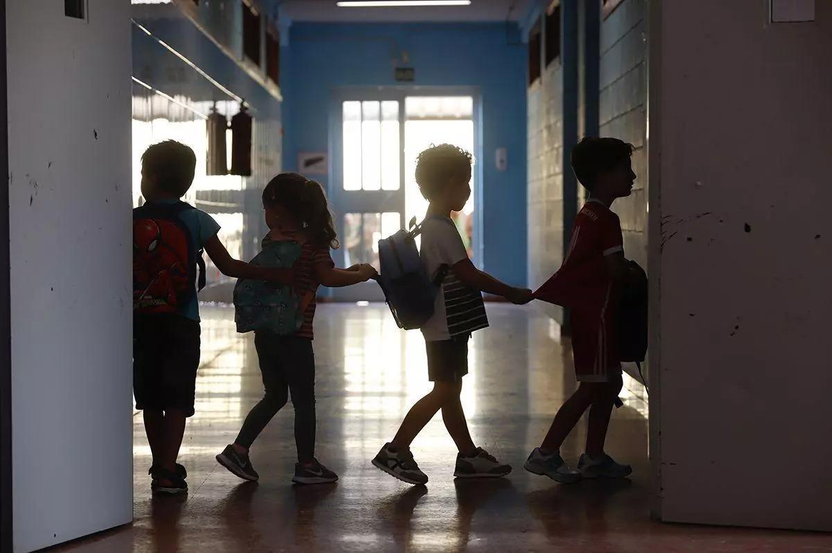 Alumnos en fila camino a clase