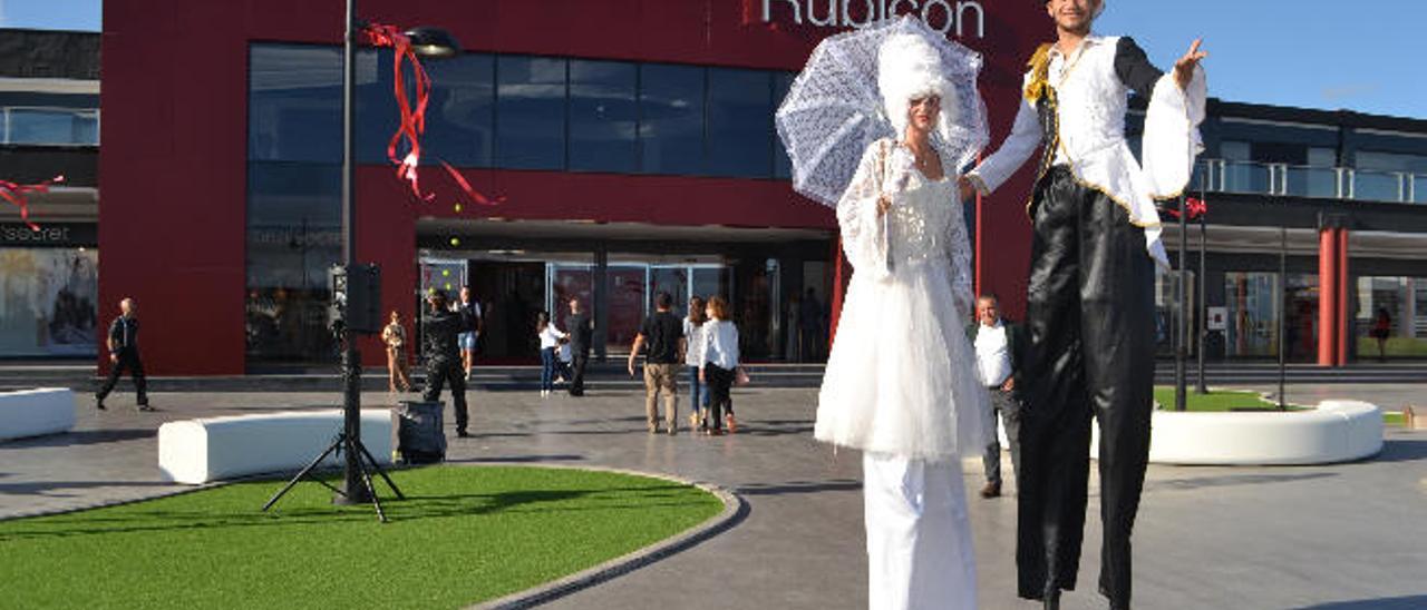 Plaza del centro comercial Rubicón ayer durante un momento de la inauguración.