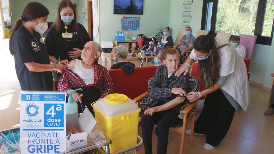 Doble campaña de vacunación en la residencia de mayores de Esgos. |   // IÑAKI OSORIO