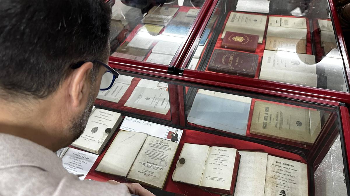 Detalle de una de las exposiciones de Andrés García Pascual.