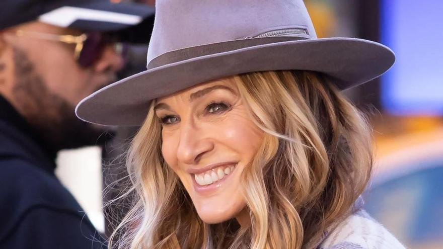 Sarah Jessica Parker con sombrero y abrigo de cuadros