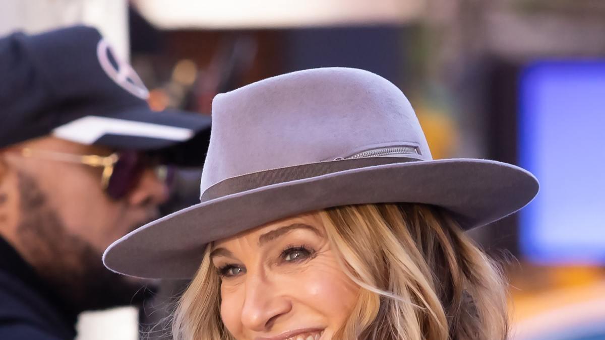 Sarah Jessica Parker con sombrero y abrigo de cuadros
