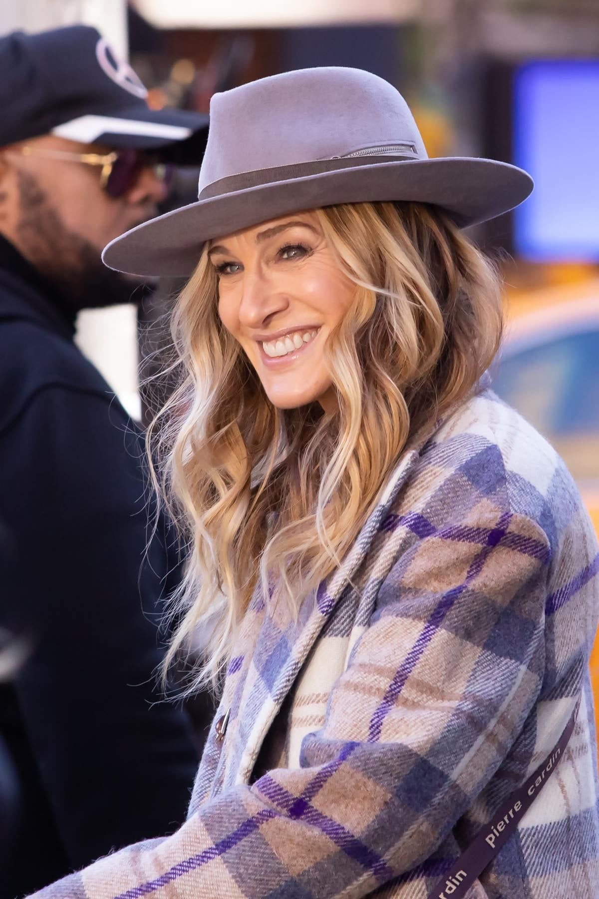 Sarah Jessica Parker con sombrero y abrigo de cuadros