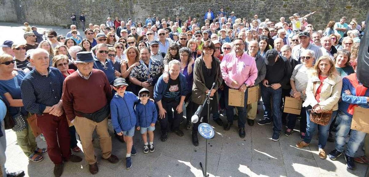 Fotografía de los autocaravanistas que han venido a Pontevedra, ayer en la Praza da Pedreira. // Gustavo Santos