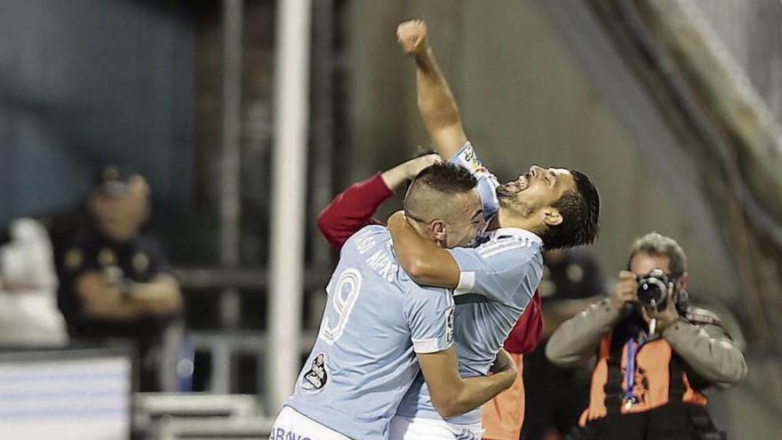 Aspas y Nolito celebran uno de los cuatro goles que el Celta le marcó al Barça el pasado curso. // Lores