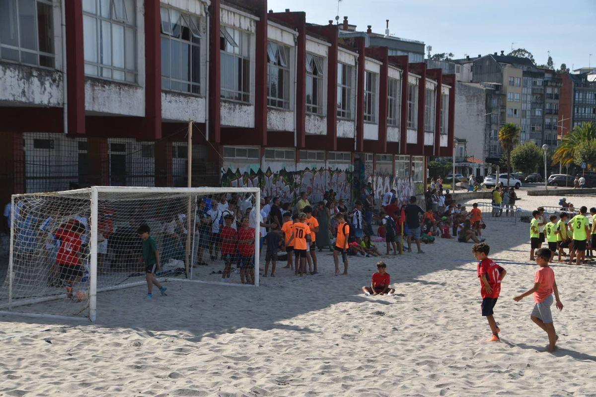 Actividad deportiva organizada por La Sociedad a los pies del edificio.