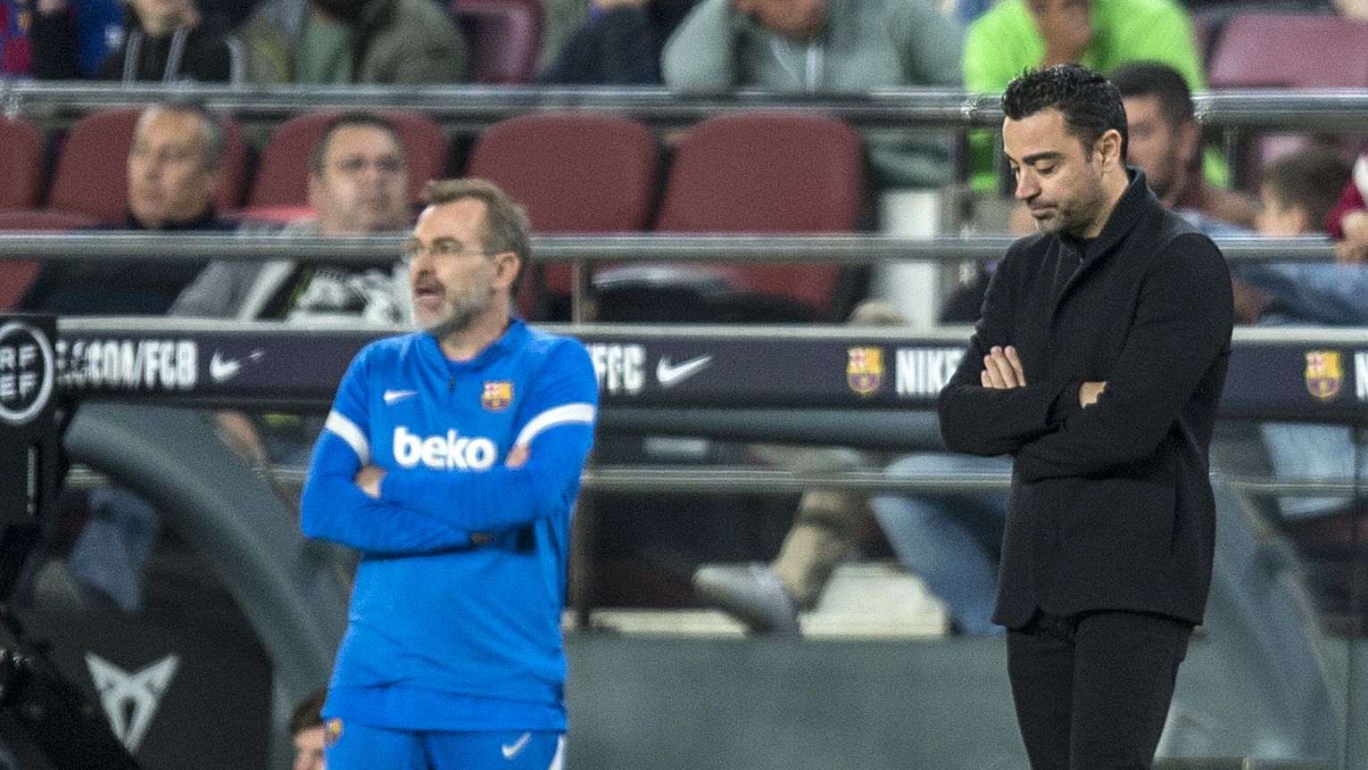 Xavi cabizbajo en la banda  durante el partido contra el Rayo en el Camp Nou