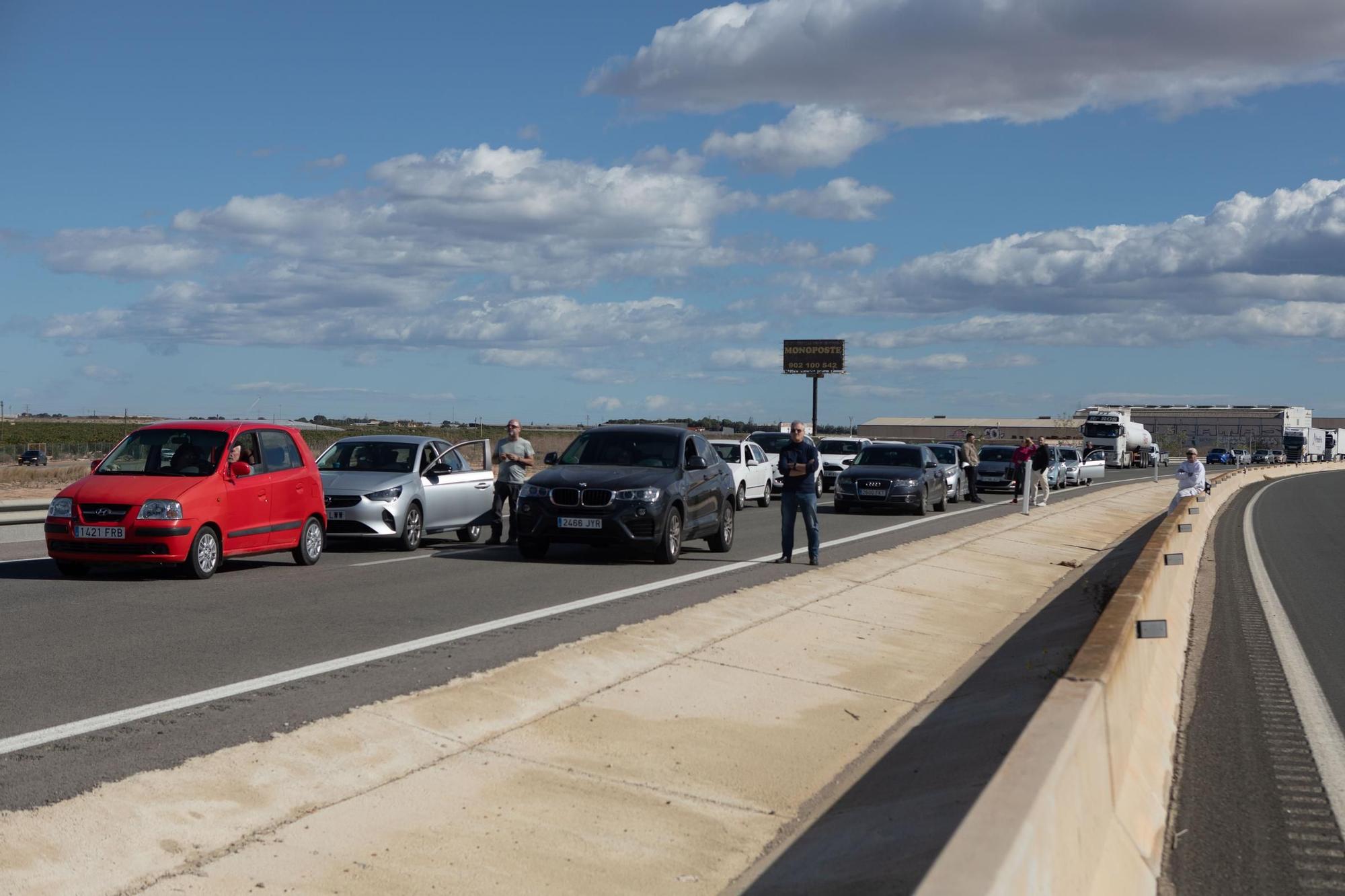 FOTOS: Las protestas de los agricultores desalojados de la AP-7 entre San Javier y Los Alcázares, en imágenes