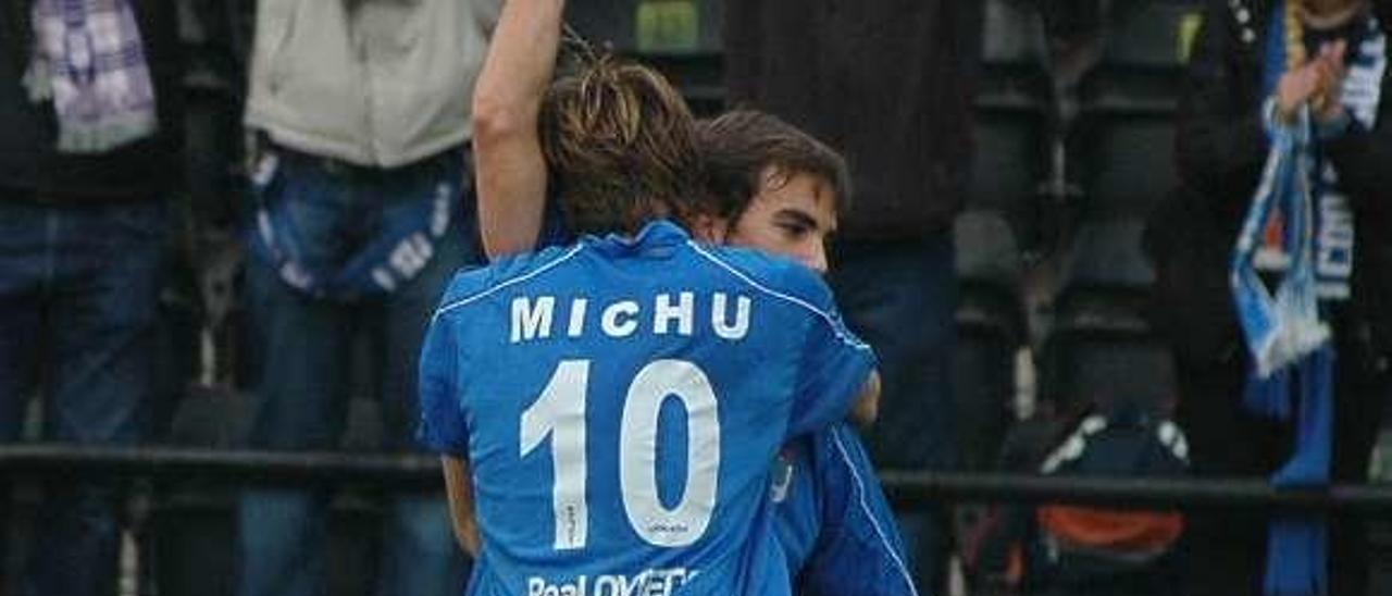 Michu abraza a Nacho Matador tras su tanto con el Oviedo.