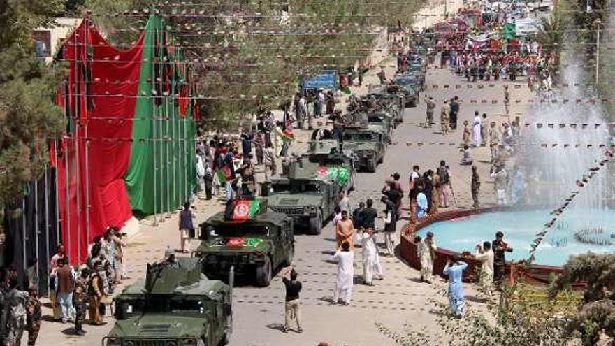 Desfile militar en Helmand para conmemorar el 99 aniversario de la independencia afgana. // Efe