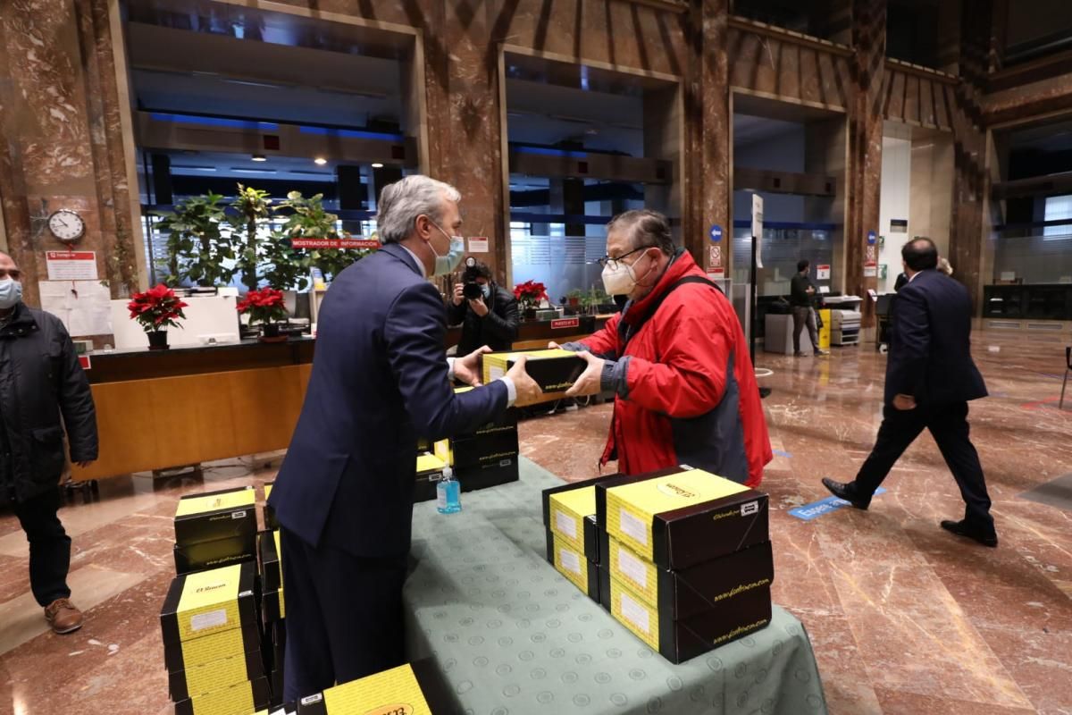 EL PERIÓDICO DE ARAGÓN entrega sus 150 roscones en el Día de San Valero y acerca la tradición a los comedores sociales