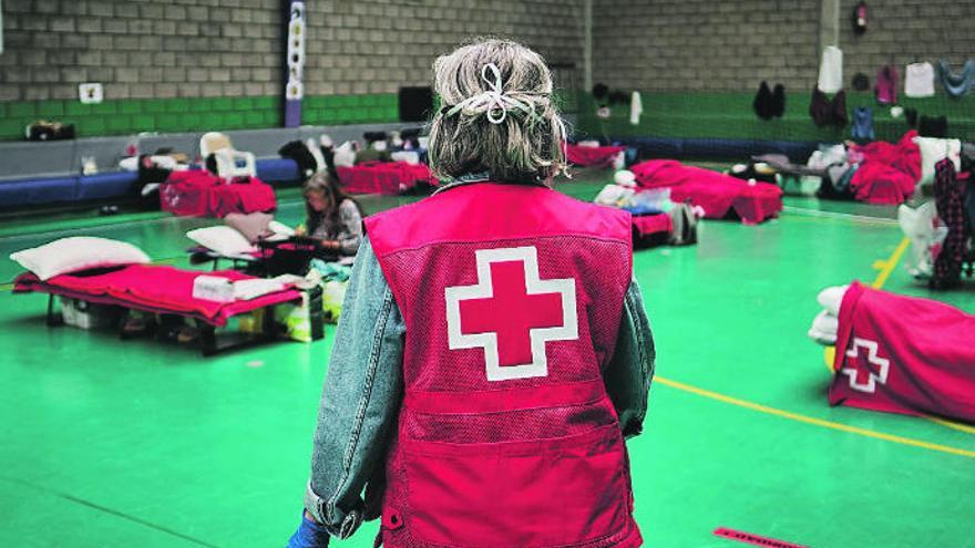 Voluntarios de Cruz Roja atienden a víctimas de la crisis sanitaria.