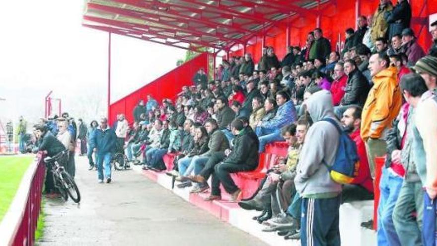 Los aficionados que poblaron ayer la grada del Pepe Ortiz de Mareo siguen el primer entrenamiento de Clemente al frente del Sporting.