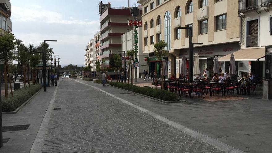 Un grupo de clientes charla en la terraza de una cafetería de la avenida Marqués del Duero.