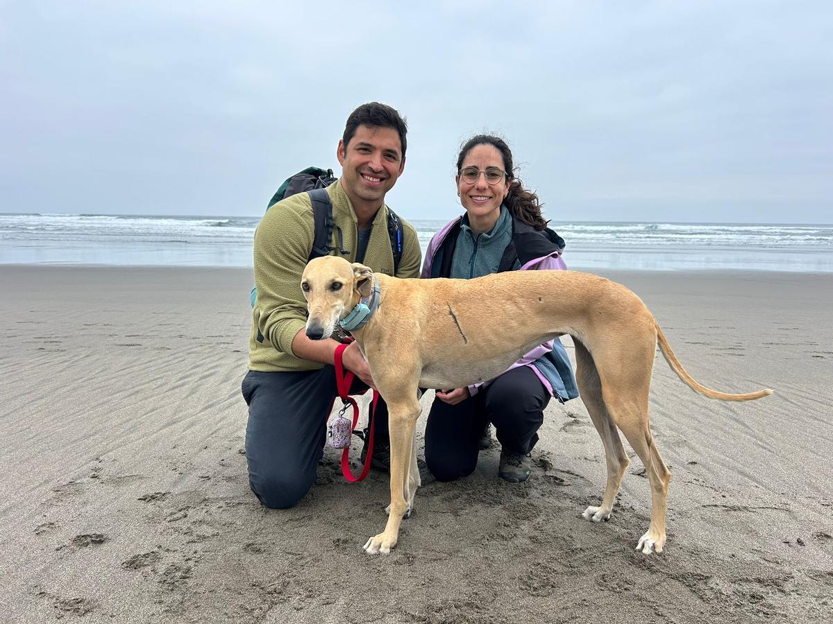 Sebastián Ipiña y Paula San José junto a Pipa en Bayas.