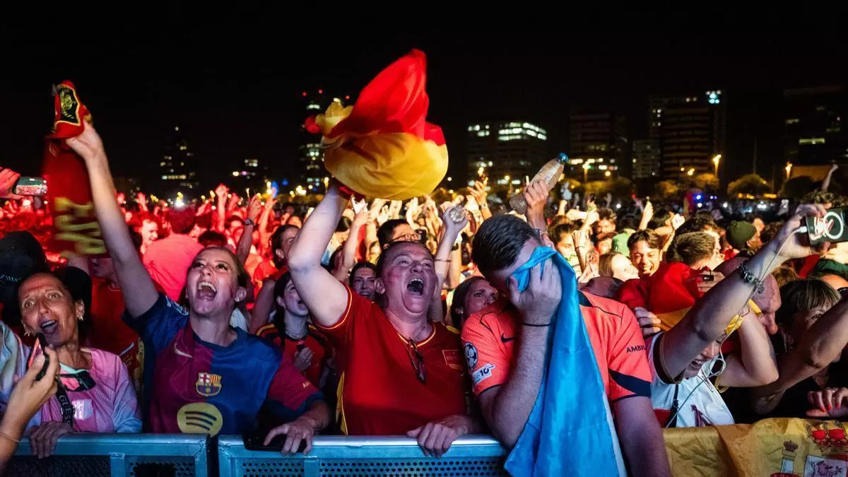 Barcelona se tiñe de rojo: la afición estalla en el Fórum con la segunda estrella de España