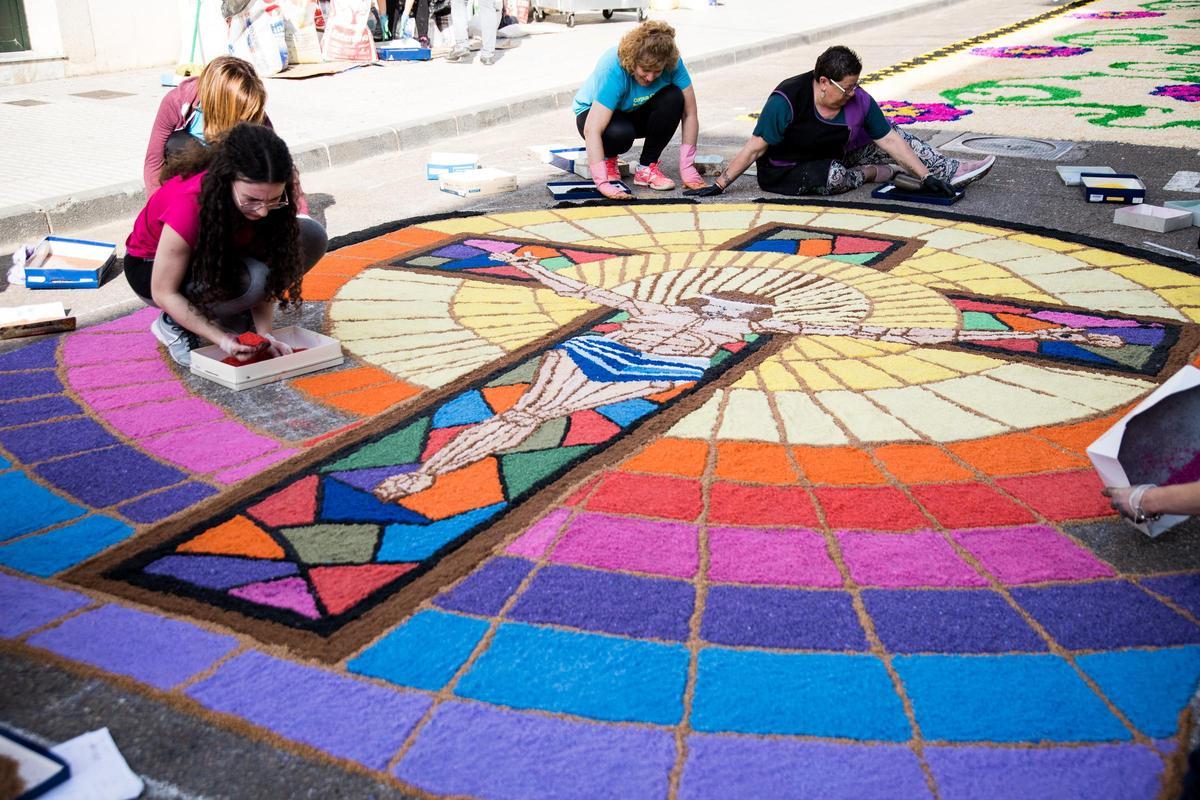 Proceso de elaboración de las alfombras de colores del Corpus Christi en San Vicente de Alcántara.