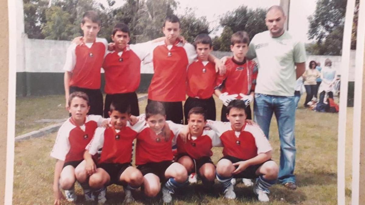 Iván Villar, segundo por la izquierda, en sus inicios en el Rápido Bahía de Aldán.