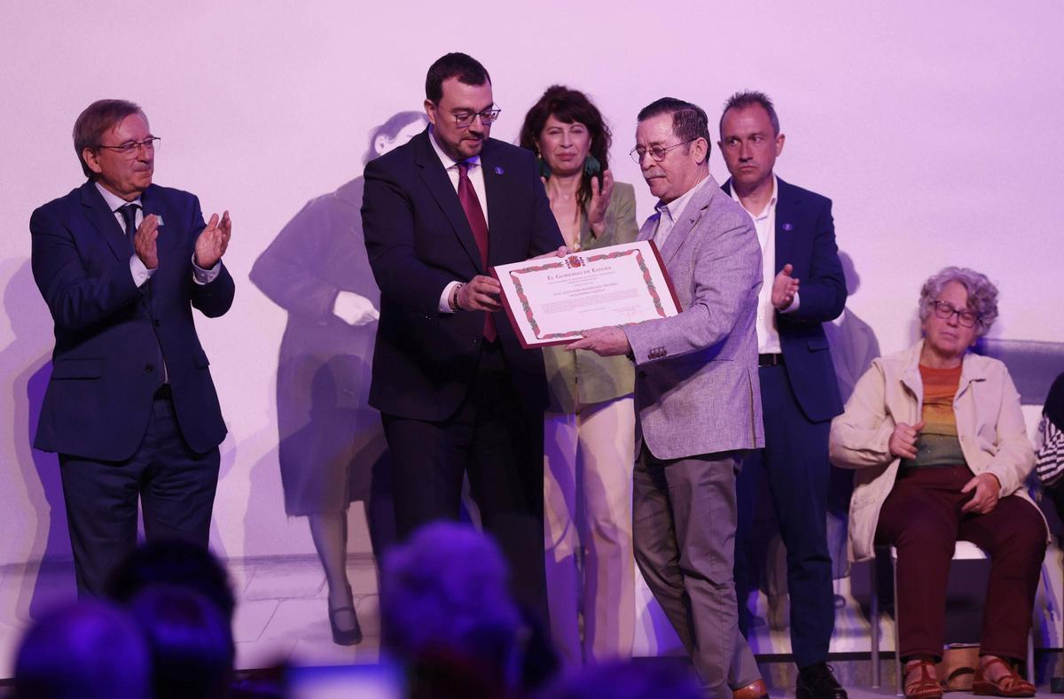 Luis Rodríguez recoge el reconocimiento a su tío
