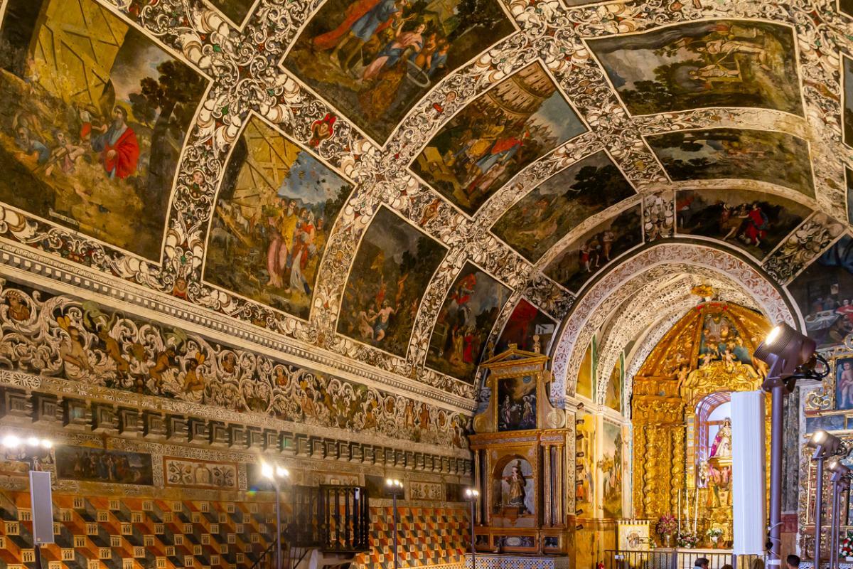 Esta ermita de estilo mudéjar del siglo XV que guarda 26 frescos auténticos por los que se le conoce como "la capilla sixtina extremeña"