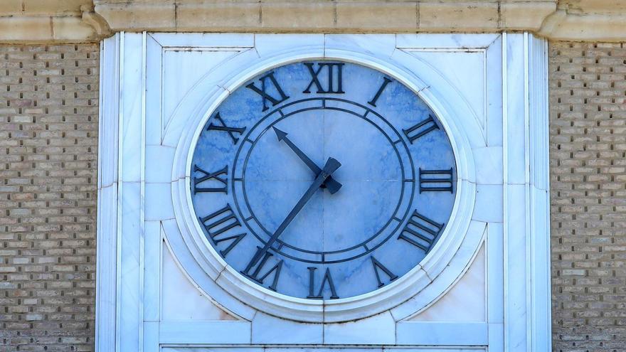 El controvertido detalle que comparten el reloj del Pilar y el de la Puerta del Sol