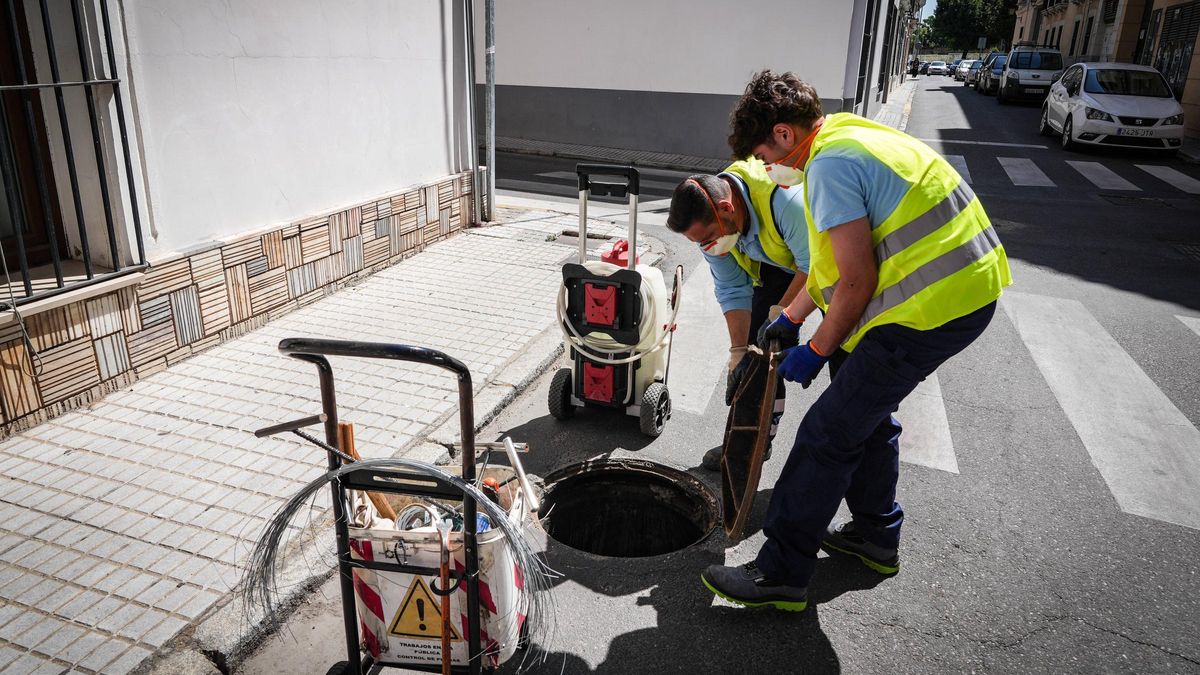 Fumigación de cucarachas en una de las alcantarillas del Casco Antiguo