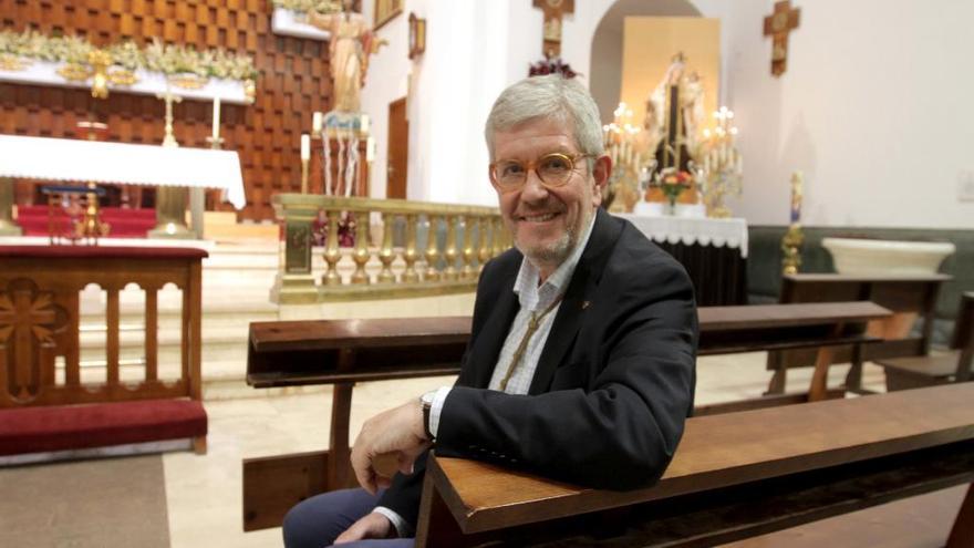 El hermano mayor marrajo, Domingo Bastida, en la iglesia de Santo Domingo.