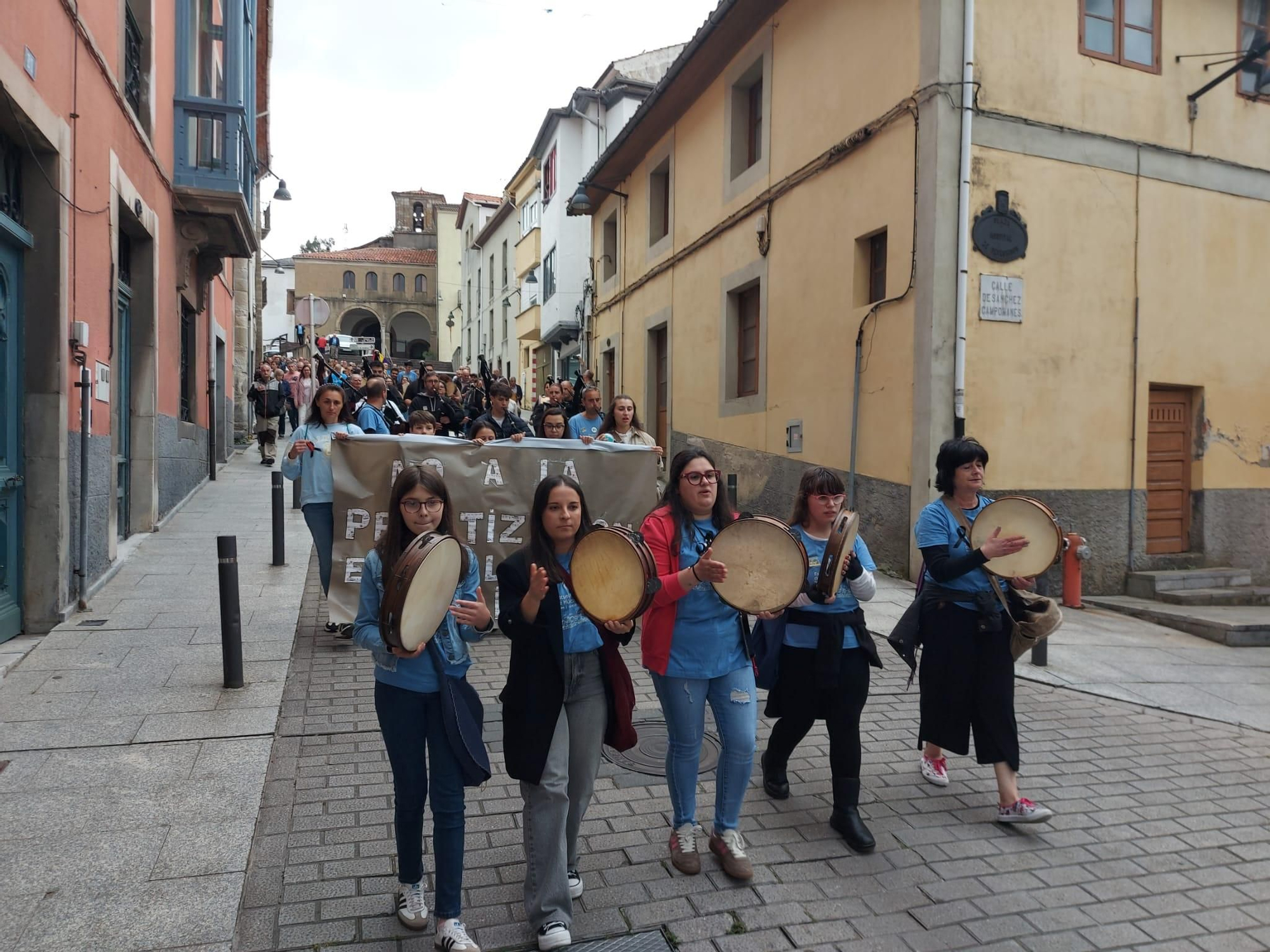 En imágenes: Así fue la manifestación contra el cierre de la Escuela de Música de Tineo