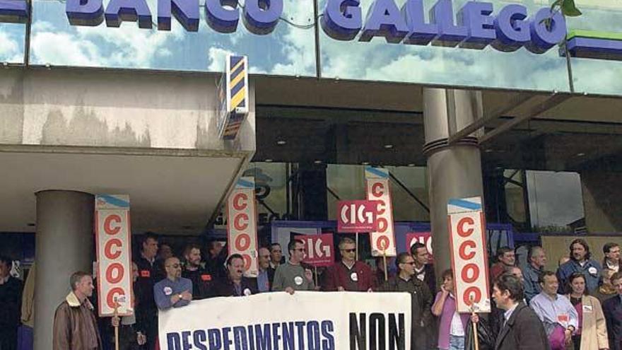 Trabajadores del Banco Gallego durante una protesta en contra de despidos en 2009.  // Carlos Pardellas