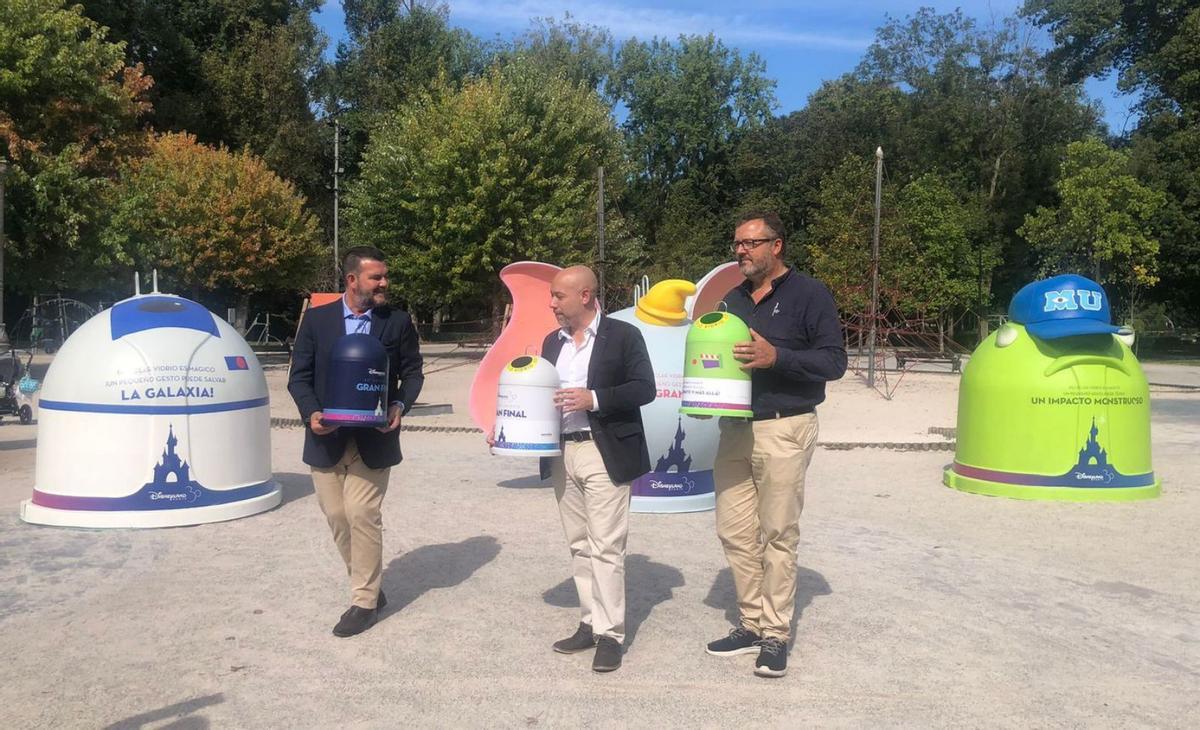 Por la izquierda, Germán Fernández, gerente de Ecovidrio; Rodrigo Pintueles, concejal de Medio Ambiente y presidente de Emulsa, y Esteban Lázaro, gerente de Emulsa, con los contenedores en el parque de Isabel la Católica.