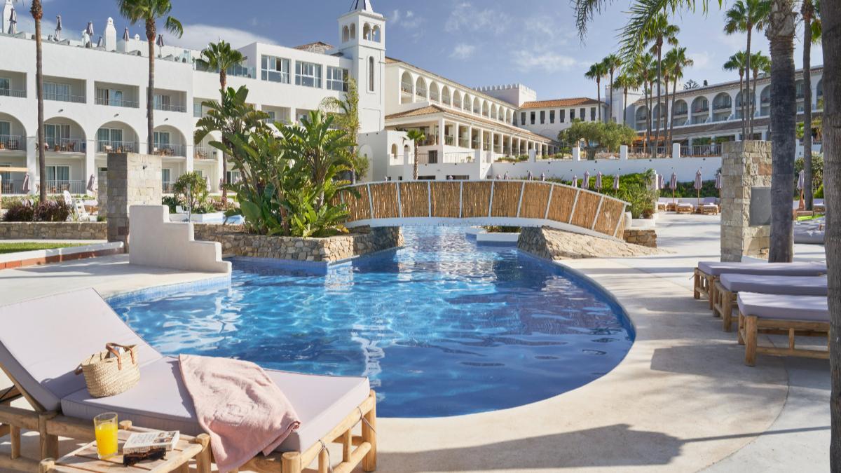 Las instalaciones de DAIA Slow Beach Hotel Conil, donde el descanso, la gastronomía y el bienestar forman parte de una misma experiencia.