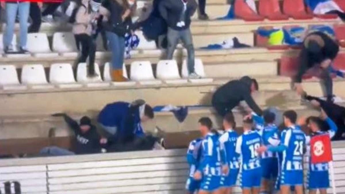 Aficionados del Depor se precipitan al suelo tras ceder la valla