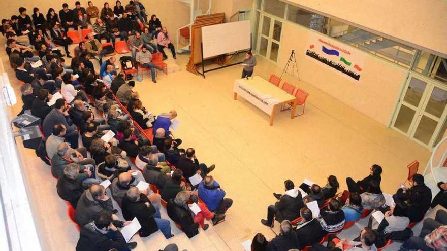 Asamblea celebrada ayer en la Casa de Cultura de Cangas. // Gonzalo Núñez