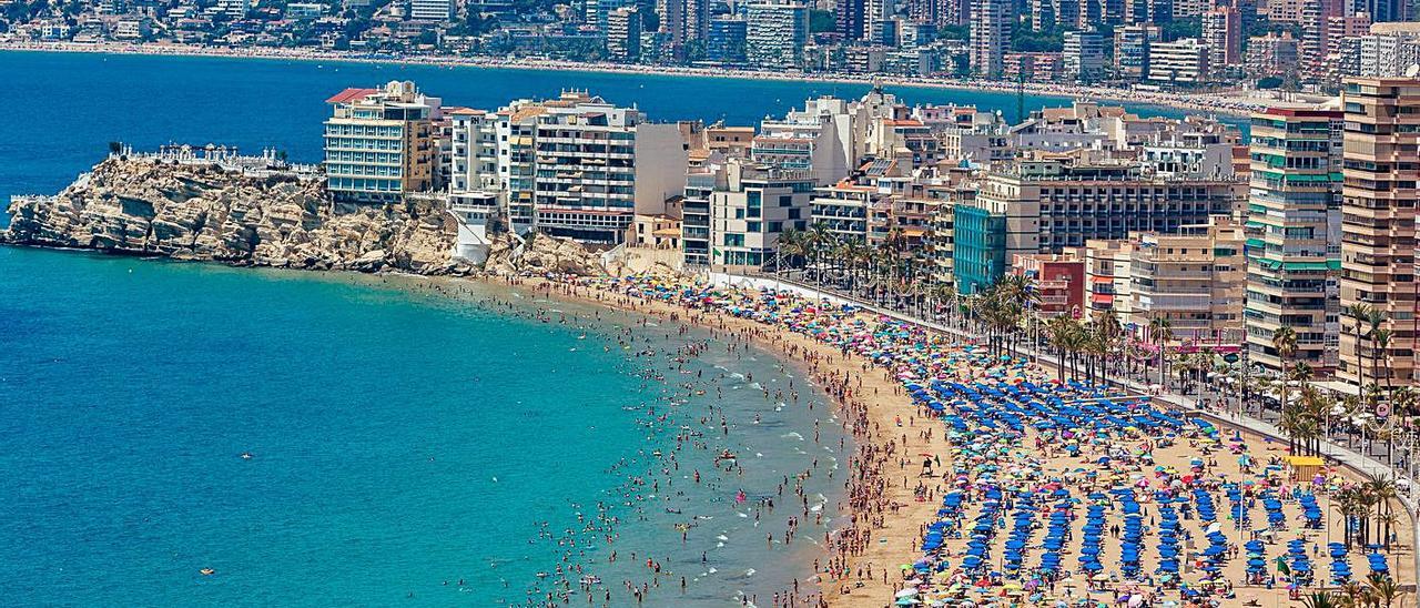 Bañistas en las playas de Benidorm, a mediodía de este viernes. DAVID REVENGA