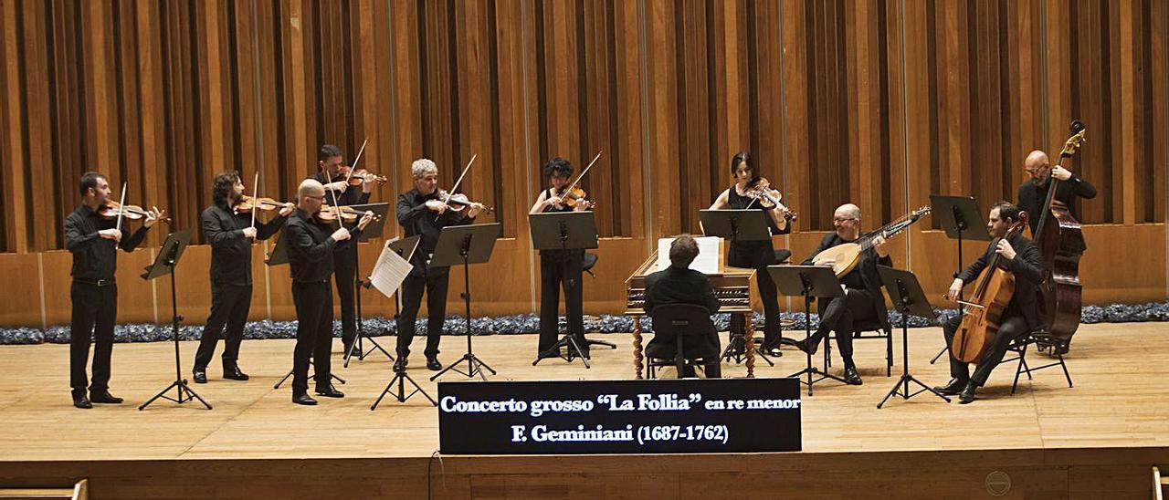 La Orquesta Barroca de Venecia, ayer, al inicio del concierto en el Auditorio de Oviedo. | Miki López