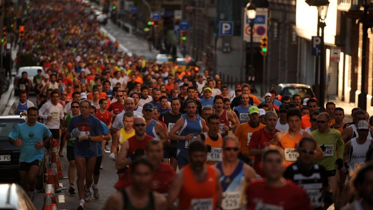 Participantes de una carrera bajan por la Via Laiatena.