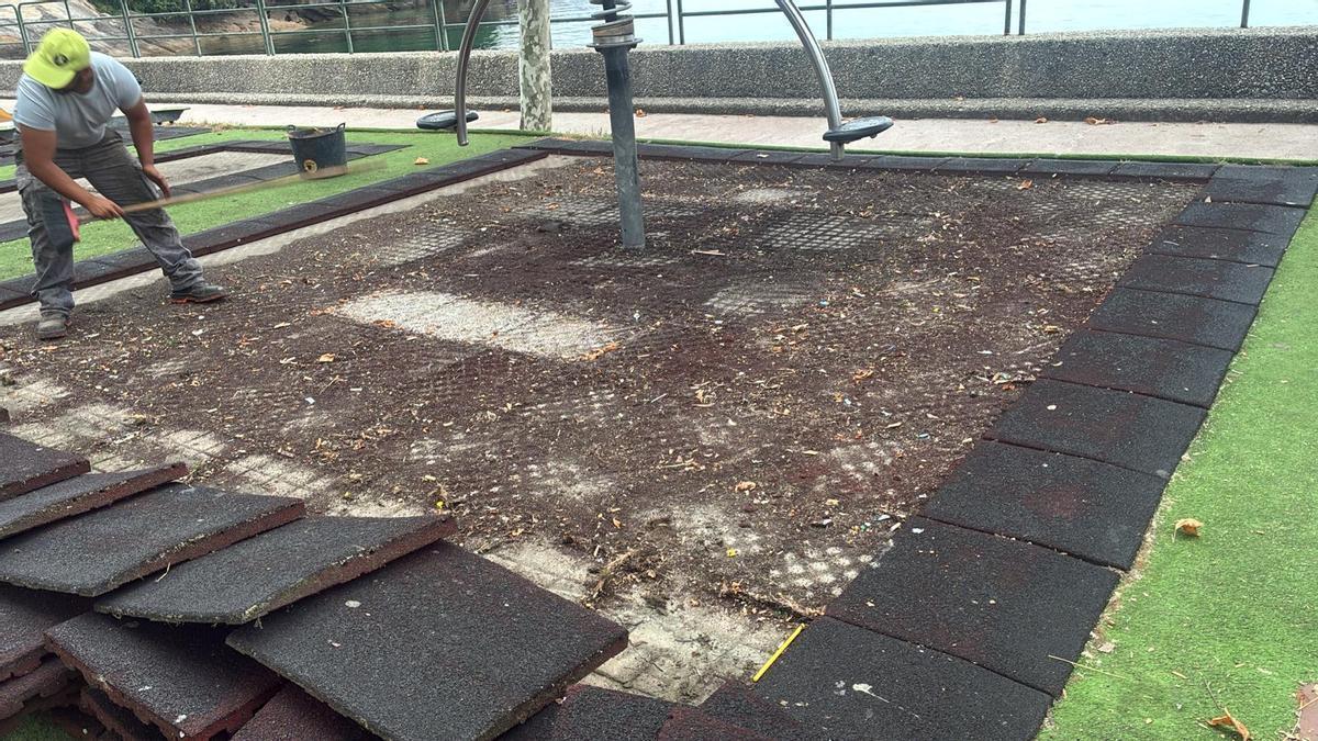 Trabajos de mantenimiento realizados en el parque infantil de Banda do Río.
