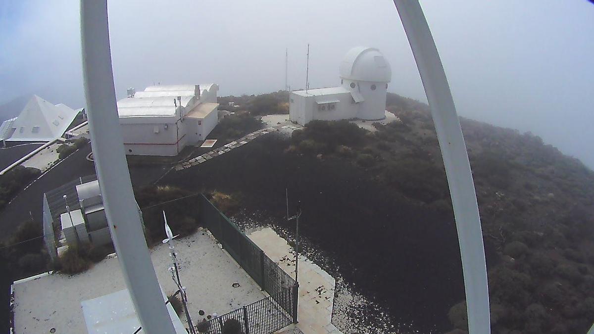 Vista de uno de los telescopios del IAC en Izaña en este domingo de frío en el Teide.