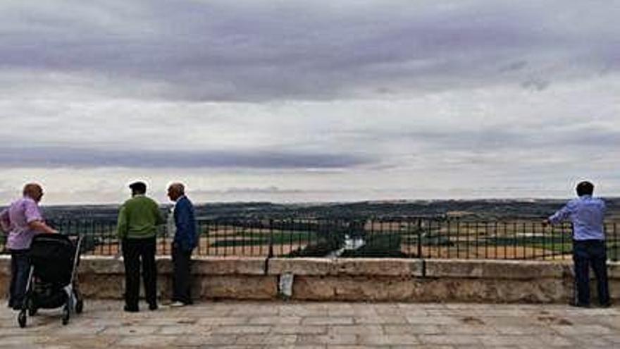 Turistas admiran las vistas de la Vega del Duero