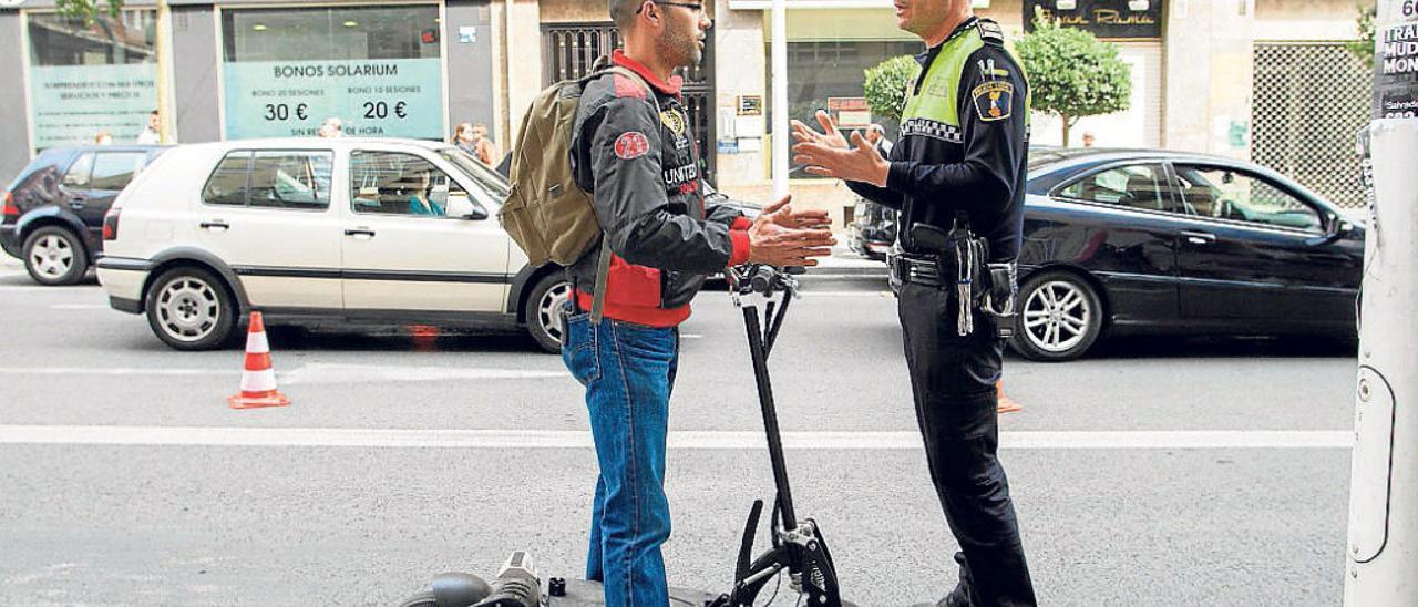 Una imagen de archivo de un control policial en Elche.