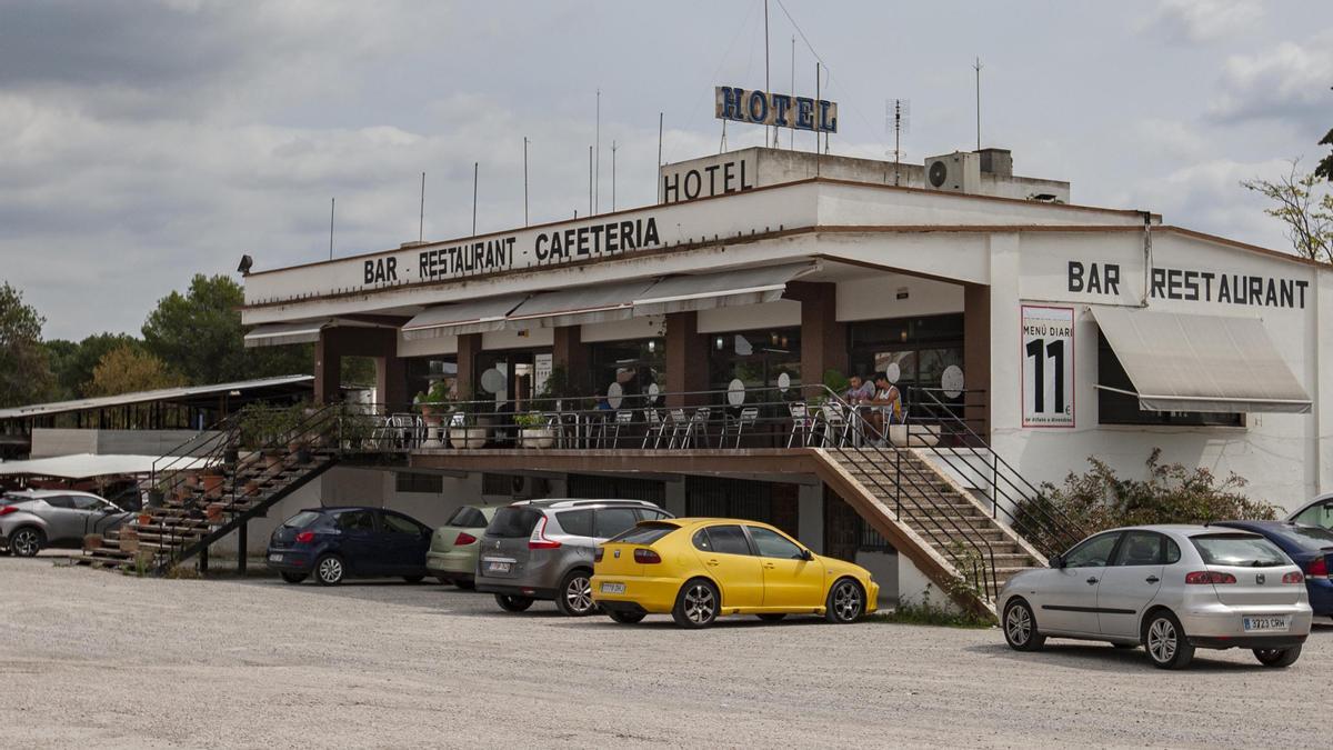 El Hotel Restaurante Medinyà, cerca de Girona, con el aparcamiento casi vacío a la hora de comer