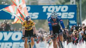 Van der Poel se impone a Van Aert, en Benidorm.