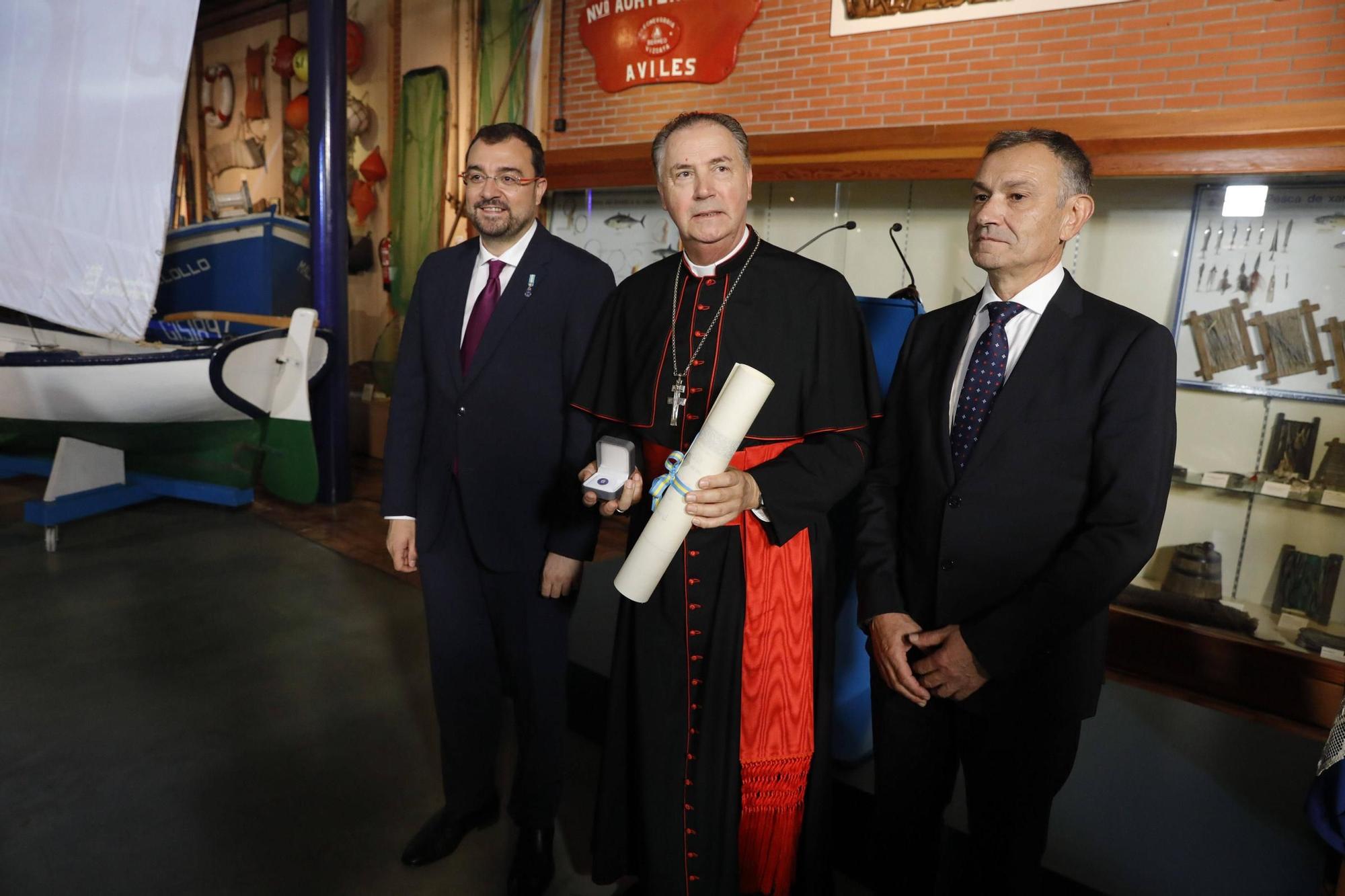El cardenal Ángel  Fernández Artime recibe el título de Hijo Predilecto de Asturias en Luanco (Gozón)