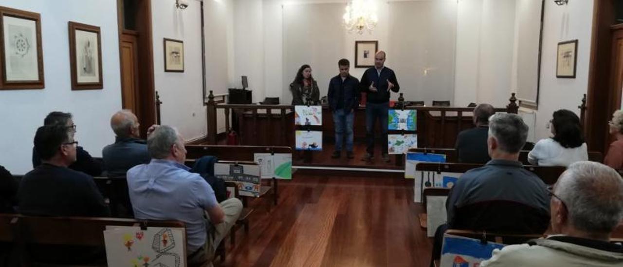 La presentación del documento inicial del inventario de caminos a los colectivos de Bueu. |   // G.NÚÑEZ