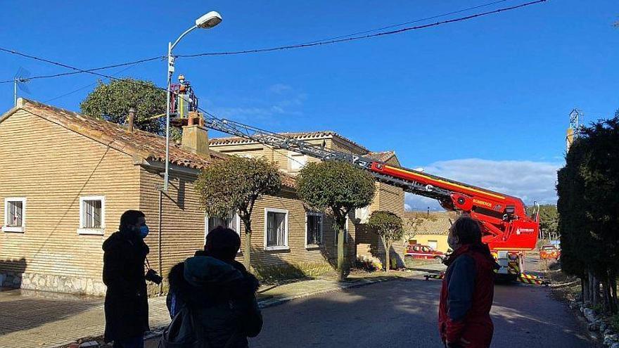 Bomberos de la DPH retiran un árbol caído sobre una vivienda en San Jorge (Almudévar)