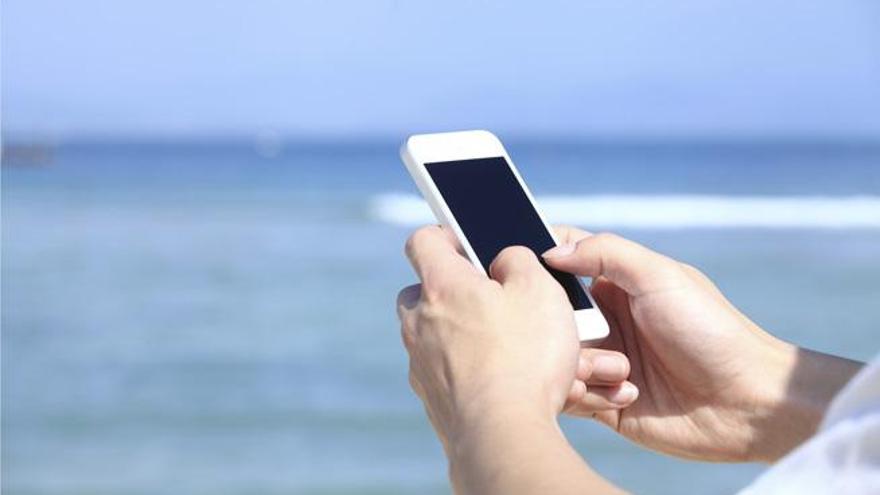 Los expertos aconsejan reducir el uso del móvil en verano.
