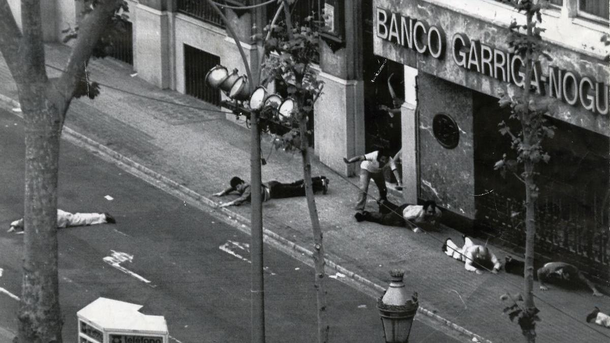 Los últimos rehenes del asalto salen del banco.